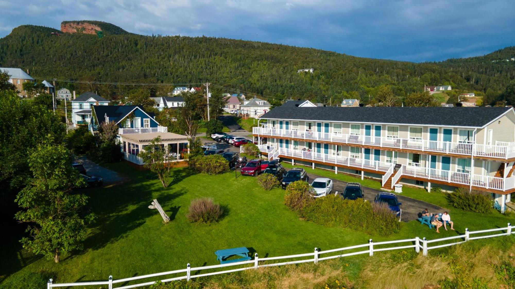 Hotel Les Trois Soeurs Perce Bagian luar foto